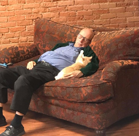 Пенсионер любит спать с кошками и заработал деньги